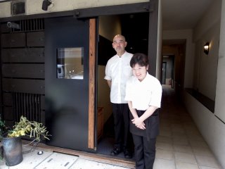 Hai vợ chồng chủ cửa hàng cảm ơn và tiễn chúng tôi ở lối vào. Sự hiếu khách của người Nhật Bản ở Kyoto!