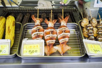 <p>Fresh grilled squid on sale.</p>