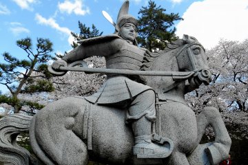 <p>Statue of Yuki Hideyasu in samurai armor</p>