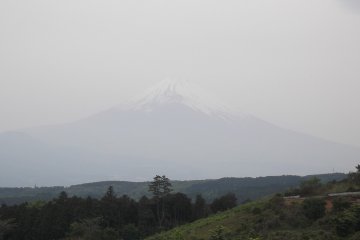 <p>Even on this grimy day, Mount Fuji is clear to see</p>