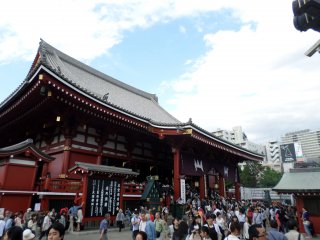 Tận 2 triệu người mỗi năm tập trung quanh đền Senso-ji để tham gia lễ hội