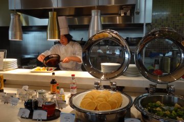 <p>Freshly made stuffed ​​omelette seems to be very popular. There is always someone waiting to order</p>