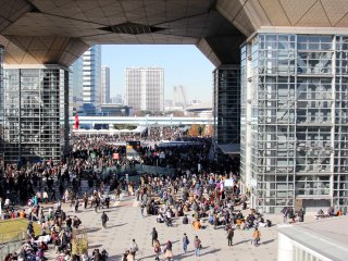 Tokyo Big Sight is a massive building with many halls opened up for different events. The people swarming around look almost like ants.&nbsp;