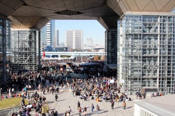 <p>Tokyo Big Sight is a massive building with many halls opened up for different events. The people swarming around look almost like ants.&nbsp;</p>