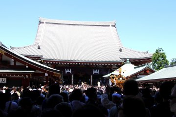 <p>The view from in front of the temple, it was super crowded with thousands of people pushing against each other to get a better view.&nbsp;</p>
