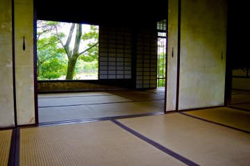 <p>This window becomes a picture frame at Shoi-ken</p>