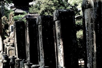 <p>Gravestones and the pagoda</p>