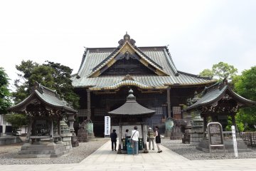 <p>The old wooden building with a Buddha shrine</p>