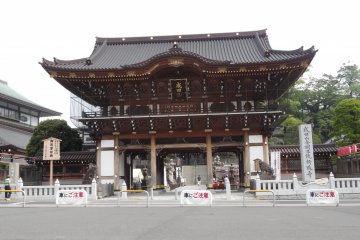 <p>The temple main gate is beautifully decorated</p>