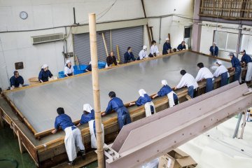<p>Making the world&#39;s largest washi paper.</p>