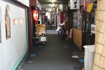 <p>Inside are two parallel alleys that haven&#39;t changed much since the Showa Period, when they were first built.</p>