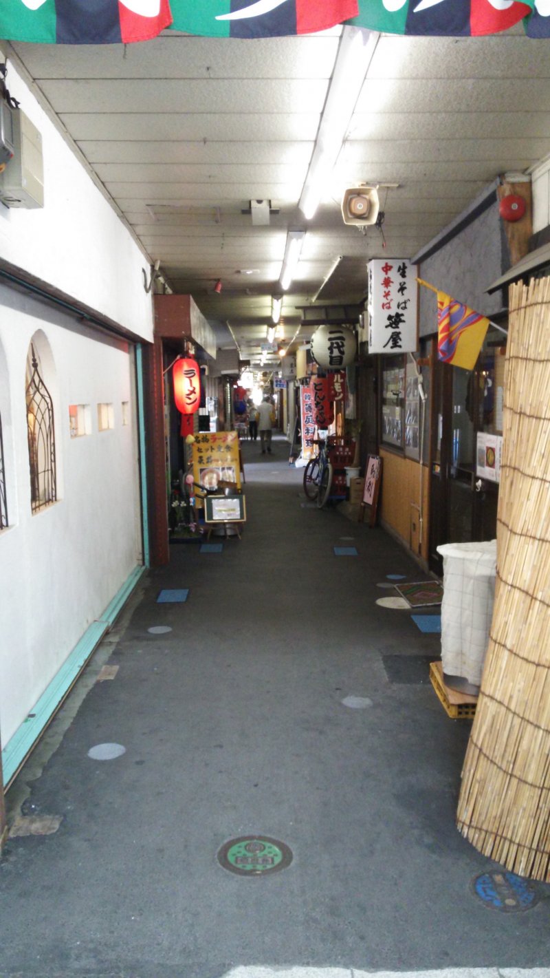 <p>Inside are two parallel alleys that haven&#39;t changed much since the Showa Period, when they were first built.</p>