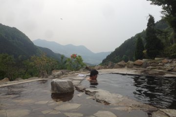 <p>Maguse Onsen and its impressive view.</p>