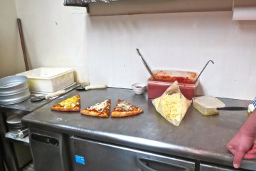 <p>With an open kitchen you know your pizza is fresh</p>