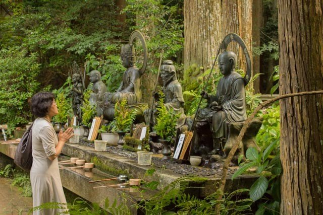 <p>A lady praying in front of the Jizobosatsu statue at the base of Kami-Daigo in Kyoto!</p>