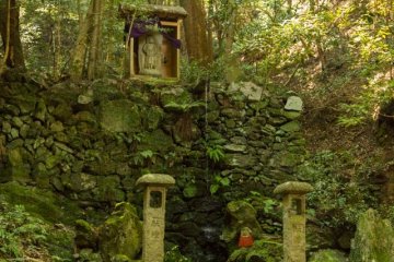 <p>A small waterfall and statue of Statue of Fudō Myō-ō (不動明王) on the Kami-Daigo trail. This is the first stop where you can take a break and have some cold refreshing spring water. After this the serious climbing will start</p>