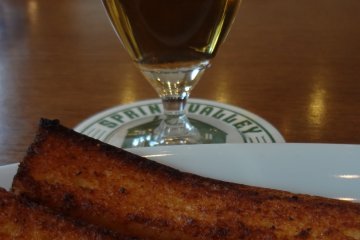Garlic toast and their traditional beer, Spring Valley