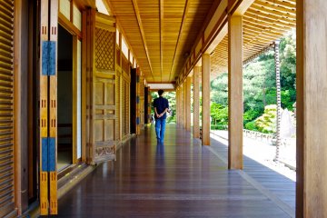 <p>Beautiful wooden corridors</p>