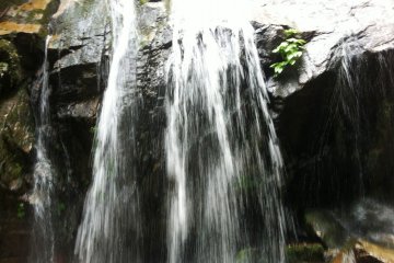 <p>Close-up of the waterfall</p>