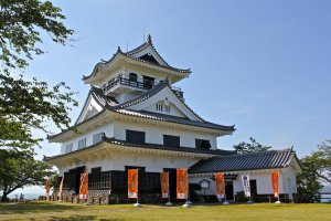 Tateyama&nbsp;Castle, also known as Hakkenden Museum, is&nbsp;modeled after a castle of the Tenshou period (1573-1592). It is composed of a main turret with a large roof supported by a horizontal beam capped off by a small watchtower.