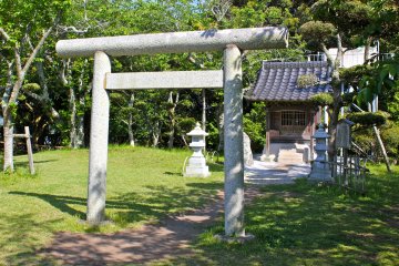 <p>In the large grassy area of Tateyama Castle is this torii&nbsp;gate and shrine.</p>