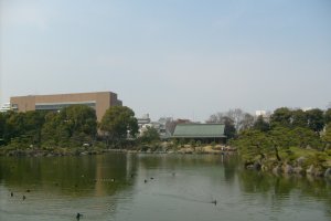 Pemandangan di seberang kolam hingga ke Taisho Kinenkan
