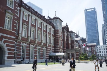 <p>Outside the beautiful Tokyo Station, successfully preserved in 2012</p>