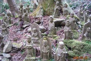 Tachikue valley statues