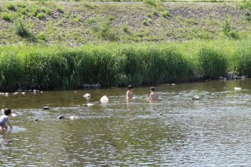 <p>ในวันที่ฉันไปที่นั่นอากาศค่อนข้างร้อน มีเด็กๆ หลายคนมาเล่นน้ำที่ค่อนข้างตื้นกันอย่างสนุกสนาน</p>