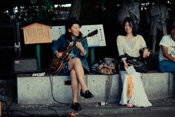 <p>There are often street performers in the Sanjo-dori bridge area; do not miss them!</p>