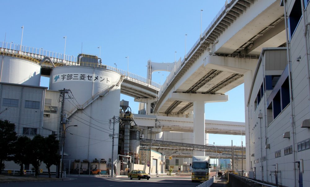 Sur la rive, c&ocirc;t&eacute; Tokyo, on trouve une vaste zone industrielle et maritime avec de nombreuses usines.