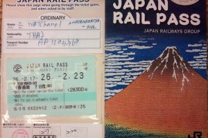 ตั๋วหรือบัตร JR PASS ฉบับจริงที่ใช้ในการเดินทาง ทำจากวัสดุกระดาษแข็ง ขนาดประมาณพ็อกแกตบุ้ค นำมาพับครึ่ง
