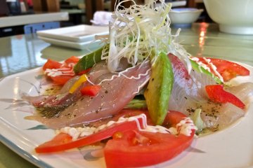 <p>The Carpaccio of tomato, avocado and white fish is served cold. At 700yen, pair it with a beer!</p>