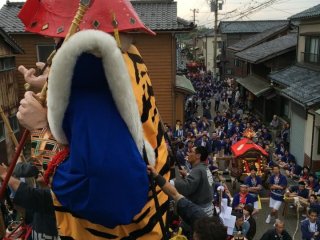 福井の大きな祭りには大型の人形山車が引かれるものが多い。敦賀祭と三国祭はその代表格である。三国祭りは北陸三大祭の一つである