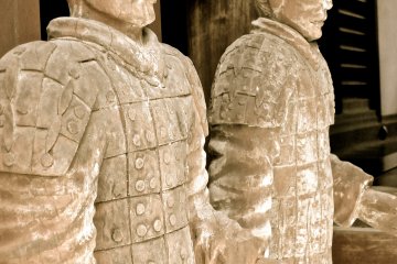 <p>These tall wooden statues had no sign to tell me what they are</p>