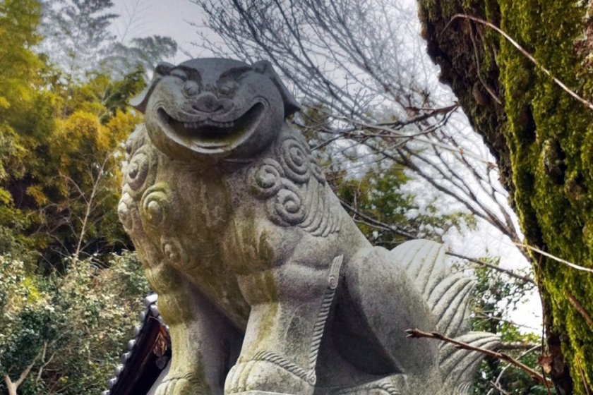 A guardian stone lion at Hio=Hachiman Shrine
