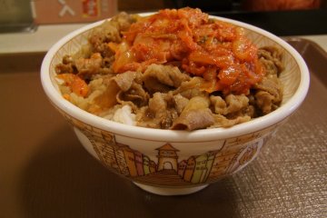 <p>Beef bowl topped with kimchi</p>