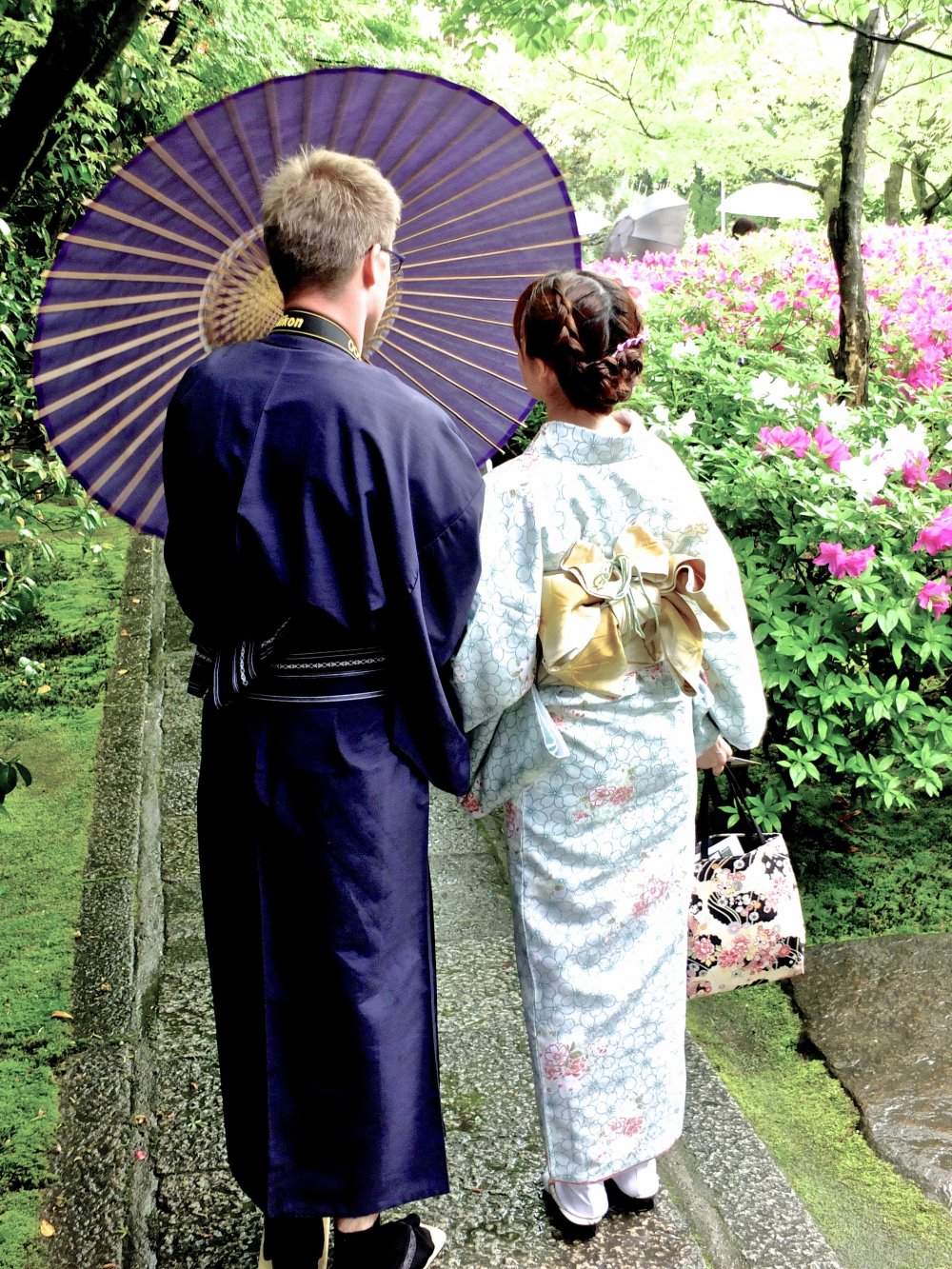 Le couple amical en kimono