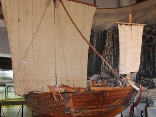１階ホールには、かつて三国を栄えさせた北前船の1/5の模型が展示されている