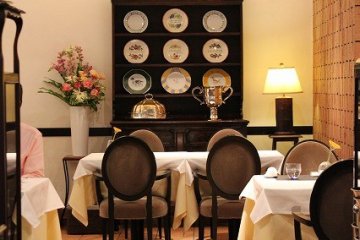 식당은 우아하고 클래식한 분위기. 테이블 사이도 편안하여 편안한 공간으로 식사를 즐길 수 있다