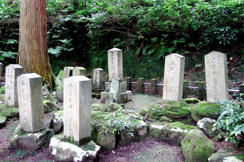 I'm not sure whose tombs they are (they are near the poet's grave), but I kind of envy them for having such serene place to themselves in the woods to rest in peace