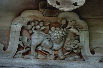 <p>Wooden carving on the main temple building</p>