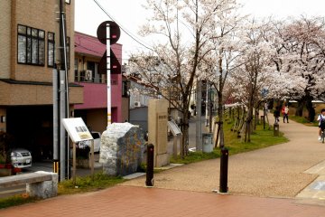 <p>Ryoma&#39;s stone monument, sign, etc now stand beside the riverside walk at the foot of Saiwaibashi Bridge in Fukui</p>