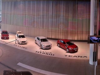 Tôi đã đến Phòng trưng bày Nissan ở Higashi-Ginza, một vị trí đắc địa, nhưng phòng trưng bày Yokohama rộng rãi hơn, được chiếu sáng rực rỡ với cấu trúc cửa kính và màn hình LED rộng tuyệt vời mang lại trải nghiệm nâng cao cho người dùng. Những chiếc xe được trưng bày khá xa nhau.