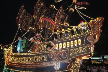 <p>Tokyo Disneyland&#39;s Electrical Parade:&nbsp;Peter Pan and Pirates</p>