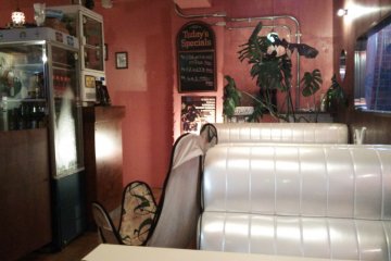 <p>The decor is clearly American diner-style</p>
