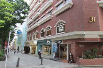 <p>Nohara by Mizuno is located above bustling Ometesando&nbsp;Avenue in Harajuku&nbsp;</p>