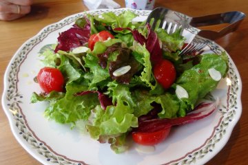 <p>Fresh salads are a great starter for Tre Passo&#39;s pizzas</p>