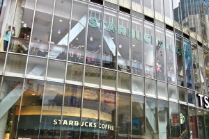 ชั้น2 ของร้าน Starbucks จุดสังเกตการณ์ยอดนิยมของห้าแยกชิบุย่า