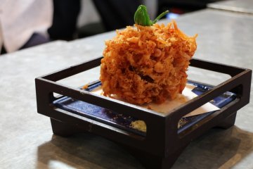 <p>Here we go! The first dish is a kakiage. This one has the shape of an apple but is actually made of fried baby shrimps with a pepper on the top.</p>